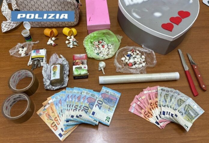 Napoli: sorpresa con la droga, arrestata una donna dalla Polizia Napoli: sorpresa con la droga, arrestata una donna dalla Polizia