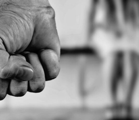 Acerra, aggredisce la moglie: arrestato 61enne per maltrattamenti in famiglia