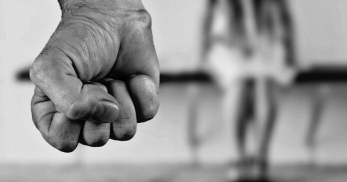 Acerra, aggredisce la moglie: arrestato 61enne per maltrattamenti in famiglia