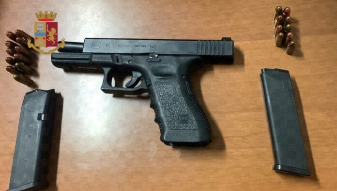 Napoli, 17enne arrestato con una pistola durante la fuga in moto