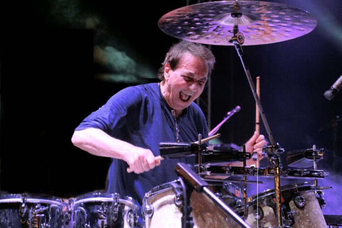 Sorrento celebra la musica e la gentilezza: De Piscopo torna “a casa” con i colori della sua arte Sorrento celebra la musica e la gentilezza: De Piscopo torna “a casa” con i colori della sua arte