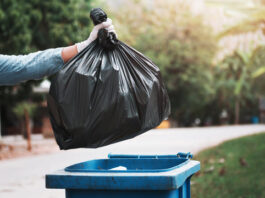 Sacchi di rifiuti in pieno centro a Torre del Greco: denunciato un avvocato, multato un minorenne