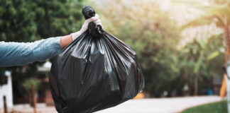 Sacchi di rifiuti in pieno centro a Torre del Greco: denunciato un avvocato, multato un minorenne