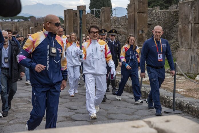 La Fiamma Olimpica a Pompei, sorpresa Jackie Chan tra gli Scavi