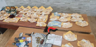 Afragola, maxi-sequestro nelle Salicelle: 205mila euro, armi, Rolex e carte di credito