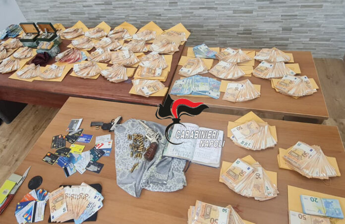 Afragola, maxi-sequestro nelle Salicelle: 205mila euro, armi, Rolex e carte di credito Afragola, maxi-sequestro nelle Salicelle: 205mila euro, armi, Rolex e carte di credito