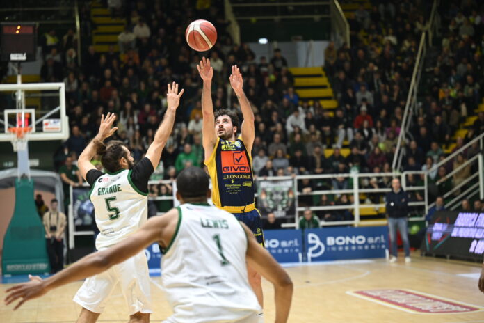 Il derby è della Givova Scafati, domati i lupi irpini Il derby è della Givova Scafati, domati i lupi irpini
