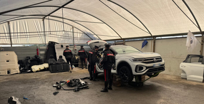 Boscoreale, smontava un’auto rubata in un capannone: 27enne arrestato dai Carabinieri. Trovati anche droga e jammer Boscoreale, smontava un’auto rubata in un capannone: 27enne arrestato dai Carabinieri. Trovati anche droga e jammer
