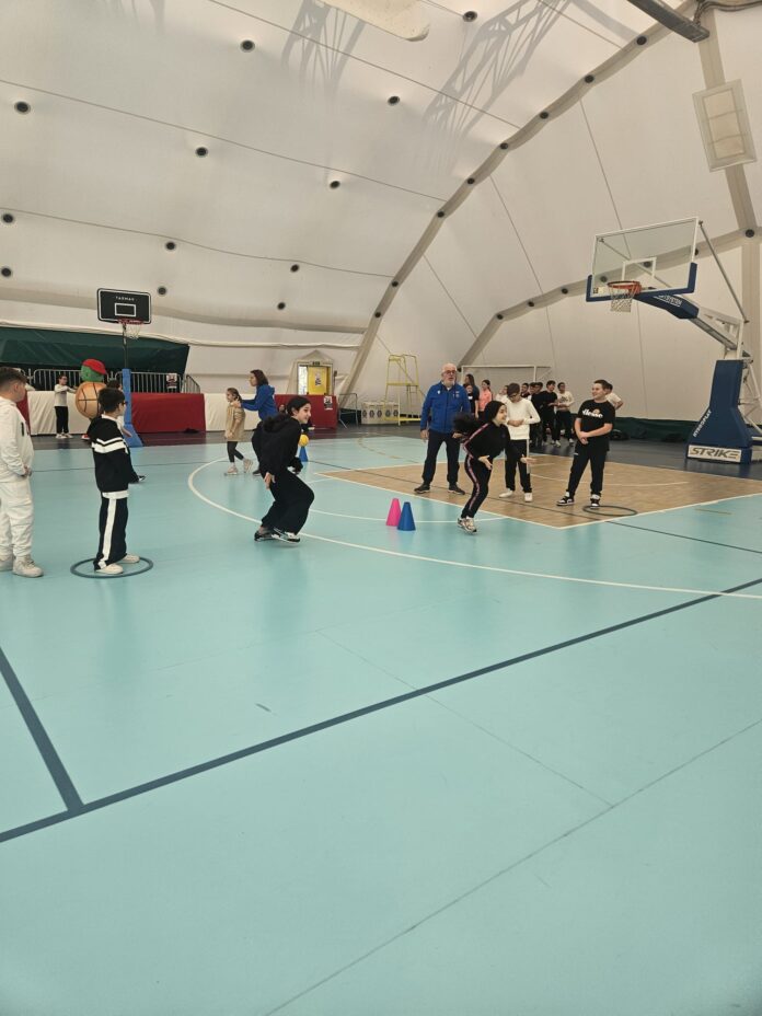 Torre del Greco, più di duecento alunni in campo per l’Easy Basket School Day: formazione e sport con i docenti Fip