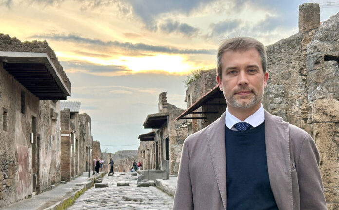 Pompei: Gabriel Zuchtriegel chiude l’anno degli Amici di Pompei con la conferenza sulla Casa del Tiaso Pompei: Gabriel Zuchtriegel chiude l’anno degli Amici di Pompei con la conferenza sulla Casa del Tiaso