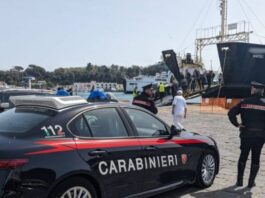 Ischia: ai domiciliari per un furto commesso la mattina, evade e si mette in fila per un traghetto… con un passamontagna