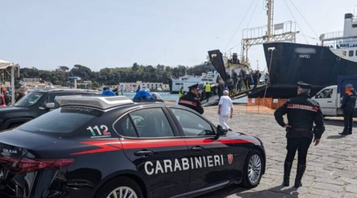 Ischia: ai domiciliari per un furto commesso la mattina, evade e si mette in fila per un traghetto… con un passamontagna