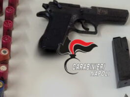 Napoli, Secondigliano: “C’è una borsa nel bidone, andate a vedere”. Carabinieri trovano armi e droga