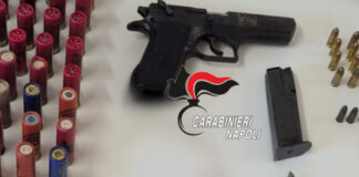 Napoli, Secondigliano: “C’è una borsa nel bidone, andate a vedere”. Carabinieri trovano armi e droga