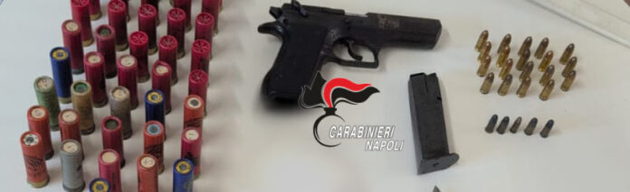 Napoli, Secondigliano: “C’è una borsa nel bidone, andate a vedere”. Carabinieri trovano armi e droga Napoli, Secondigliano: “C’è una borsa nel bidone, andate a vedere”. Carabinieri trovano armi e droga