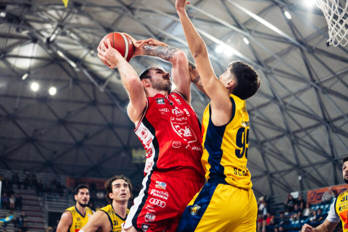 Givova Scafati a due facce: Rimini passa al PalaMangano Givova Scafati a due facce: Rimini passa al PalaMangano