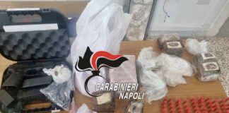 Napoli, blitz dei Carabinieri a Scampia: sequestrati 7,5 kg di droga, una pistola Glock e munizioni