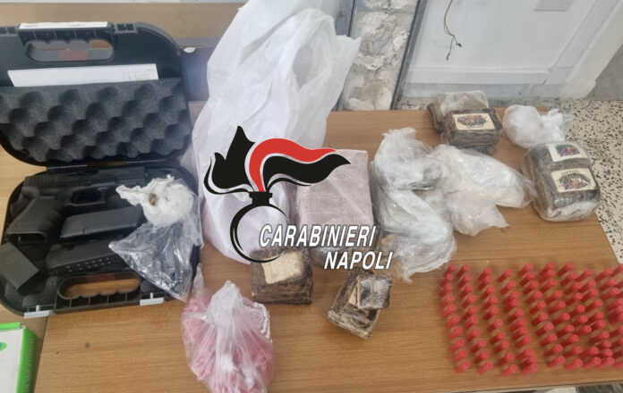 Napoli, blitz dei Carabinieri a Scampia: sequestrati 7,5 kg di droga, una pistola Glock e munizioni