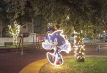 Pompei, l'ultimo regalo di Carmine Lo Sapio: appare Sonic tra le luminarie