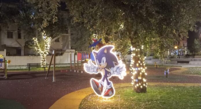 Pompei, l'ultimo regalo di Carmine Lo Sapio: appare Sonic tra le luminarie