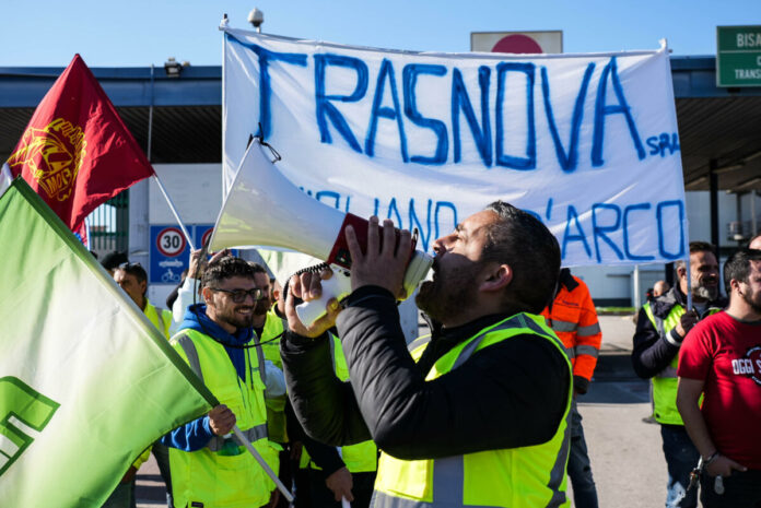Vertenza Stellantis-Trasnova, Pomigliano si schiera con i lavoratori Vertenza Stellantis-Trasnova, Pomigliano si schiera con i lavoratori