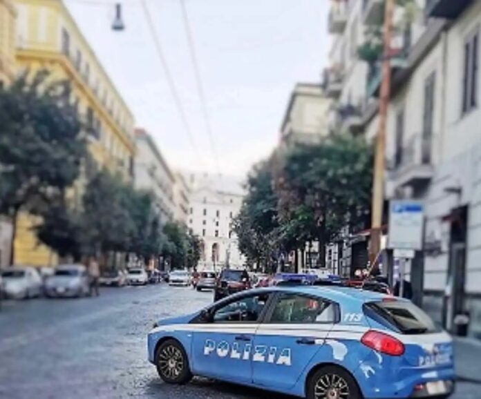 Napoli, Vasto Arenaccia, tenta la fuga alla vista degli agenti: 37enne arrestato per droga