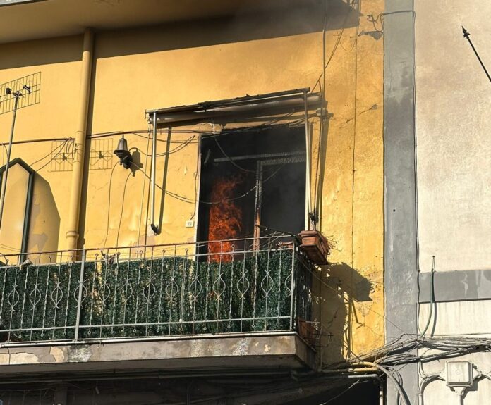 Pompei, incendio all’interno di un’abitazione: evacuazione forzata e nessun ferito