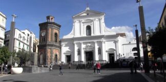Torre Annunziata, asilo nido di via Murat. Nuovo avviso di gara Il Comune di Torre Annunziata ha indetto un nuovo avviso di gara per il completamento dei lavori dell’asilo nido di via Gioacchino Murat. Il 23 dicembre è il termine ultimo per individuare l’operatore economico: alla nuova ditta saranno affidati i lavori finalizzati alla realizzazione di una nuova struttura scolastica nel centro storico della città. La ditta alla quale Invitalia aveva affidato i lavori, e che aveva avviato il cantiere la scorsa estate, ha comunicato improvvisamente la propria indisponibilità nel proseguire i lavori. “Non appena abbiamo avuto notizia del recesso comunicato dall’azienda – spiega l’assessore ai lavori pubblici Daniele Carotenuto – ci siamo immediatamente attivati per avviare la procedura per individuare un nuovo soggetto. La scuola di via Gioacchino Murat è un cantiere importante perché insiste in un quartiere dove quest’Amministrazione ha puntato per la rigenerazione della città”. Il cronoprogramma prevede 150 giorni di lavori per completare l’opera, che va consegnata entro l’estate 2026.