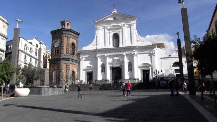 Torre Annunziata, asilo nido di via Murat. Nuovo avviso di gara Il Comune di Torre Annunziata ha indetto un nuovo avviso di gara per il completamento dei lavori dell’asilo nido di via Gioacchino Murat. Il 23 dicembre è il termine ultimo per individuare l’operatore economico: alla nuova ditta saranno affidati i lavori finalizzati alla realizzazione di una nuova struttura scolastica nel centro storico della città. La ditta alla quale Invitalia aveva affidato i lavori, e che aveva avviato il cantiere la scorsa estate, ha comunicato improvvisamente la propria indisponibilità nel proseguire i lavori. “Non appena abbiamo avuto notizia del recesso comunicato dall’azienda – spiega l’assessore ai lavori pubblici Daniele Carotenuto – ci siamo immediatamente attivati per avviare la procedura per individuare un nuovo soggetto. La scuola di via Gioacchino Murat è un cantiere importante perché insiste in un quartiere dove quest’Amministrazione ha puntato per la rigenerazione della città”. Il cronoprogramma prevede 150 giorni di lavori per completare l’opera, che va consegnata entro l’estate 2026.