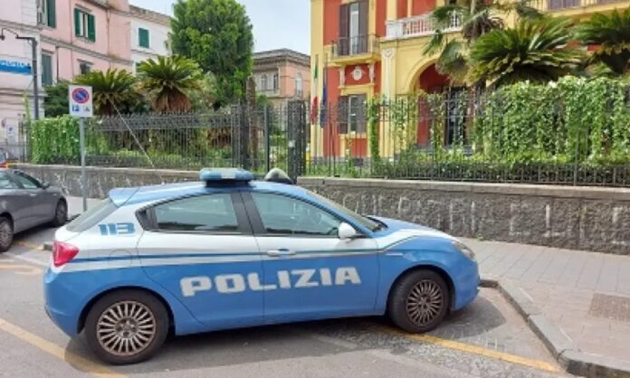 Scampia, sorpreso a spacciare in strada: arrestato 47enne dalla Polizia Scampia, sorpreso a spacciare in strada: arrestato 47enne dalla Polizia