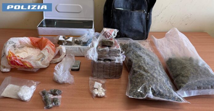 Acerra: sorpresi con oltre 180 grammi di droga in auto e in casa. Arrestati un 34enne e una 32enne Acerra: sorpresi con oltre 180 grammi di droga in auto e in casa. Arrestati un 34enne e una 32enne