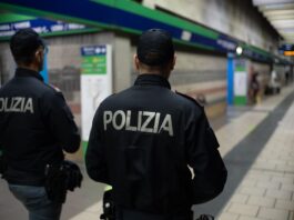 Nel pomeriggio di ieri la Polizia di Stato ha tratto in arresto un 59enne napoletano, con precedenti di polizia anche specifici, per atti osceni in luogo pubblico nei pressi della stazione ferroviaria di Portici. L’intervento è scattato a seguito di una nota pervenuta alla Sala Operativa, che segnalava la presenza di un uomo intento a compiere atti osceni davanti ai passanti. Gli agenti del Commissariato Portici-Ercolano, impegnati nel servizio di controllo del territorio, sono intervenuti in piazza San Pasquale, dove il soggetto era stato visto rivolgersi anche verso l’ingresso di un plesso scolastico. Alla vista dei poliziotti, l’uomo ha tentato di eludere il controllo, cercando di allontanarsi rapidamente. Dopo un breve inseguimento è stato raggiunto e bloccato dagli operatori. Gli accertamenti successivi hanno consentito di verificare che il 59enne era già stato segnalato nei giorni precedenti per aver importunato alcune studentesse con commenti ritenuti inappropriati. Al termine delle attività di rito, l’uomo è stato tratto in arresto per atti osceni in luogo pubblico.
