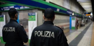 Nel pomeriggio di ieri la Polizia di Stato ha tratto in arresto un 59enne napoletano, con precedenti di polizia anche specifici, per atti osceni in luogo pubblico nei pressi della stazione ferroviaria di Portici. L’intervento è scattato a seguito di una nota pervenuta alla Sala Operativa, che segnalava la presenza di un uomo intento a compiere atti osceni davanti ai passanti. Gli agenti del Commissariato Portici-Ercolano, impegnati nel servizio di controllo del territorio, sono intervenuti in piazza San Pasquale, dove il soggetto era stato visto rivolgersi anche verso l’ingresso di un plesso scolastico. Alla vista dei poliziotti, l’uomo ha tentato di eludere il controllo, cercando di allontanarsi rapidamente. Dopo un breve inseguimento è stato raggiunto e bloccato dagli operatori. Gli accertamenti successivi hanno consentito di verificare che il 59enne era già stato segnalato nei giorni precedenti per aver importunato alcune studentesse con commenti ritenuti inappropriati. Al termine delle attività di rito, l’uomo è stato tratto in arresto per atti osceni in luogo pubblico.