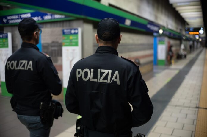 Nel pomeriggio di ieri la Polizia di Stato ha tratto in arresto un 59enne napoletano, con precedenti di polizia anche specifici, per atti osceni in luogo pubblico nei pressi della stazione ferroviaria di Portici. L’intervento è scattato a seguito di una nota pervenuta alla Sala Operativa, che segnalava la presenza di un uomo intento a compiere atti osceni davanti ai passanti. Gli agenti del Commissariato Portici-Ercolano, impegnati nel servizio di controllo del territorio, sono intervenuti in piazza San Pasquale, dove il soggetto era stato visto rivolgersi anche verso l’ingresso di un plesso scolastico. Alla vista dei poliziotti, l’uomo ha tentato di eludere il controllo, cercando di allontanarsi rapidamente. Dopo un breve inseguimento è stato raggiunto e bloccato dagli operatori. Gli accertamenti successivi hanno consentito di verificare che il 59enne era già stato segnalato nei giorni precedenti per aver importunato alcune studentesse con commenti ritenuti inappropriati. Al termine delle attività di rito, l’uomo è stato tratto in arresto per atti osceni in luogo pubblico.