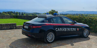 Forio d’Ischia: Furto con destrezza nel locale. La donna vede il ladro e chiama il 112, arrestato A Forio i Carabinieri della compagnia di Ischia hanno arrestato per furto con destrezza Giancarlo Giglio, 63enne di san Gennaro Vesuviano già noto alle forze dell’ordine. Una turista 28enne della Repubblica Dominicana è in un locale a via Castellaccio in compagnia di alcune sue amiche. Le donne stanno bevendo un drink e sono sedute al tavolo. L’uomo si avvicina e, approfittando di un momento di distrazione, afferra la borsa della 28enne appoggiata sulla spalliera della sedia e si allontana. La donna – poco dopo – comprende di essere stata derubata e nota l’uomo fuggire. Lo segue e contatta il 112. Pochi minuti e arriva la gazzella che raggiunge la vittima e blocca il 63enne. La borsa con i documenti di identità e le carte di credito viene recuperata anche se manca il denaro dichiarato dalla vittima. Per l’arrestato 8 mesi di reclusione con pena sospesa.