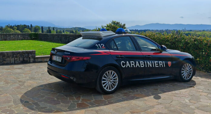 Forio d’Ischia: Furto con destrezza nel locale. La donna vede il ladro e chiama il 112, arrestato A Forio i Carabinieri della compagnia di Ischia hanno arrestato per furto con destrezza Giancarlo Giglio, 63enne di san Gennaro Vesuviano già noto alle forze dell’ordine. Una turista 28enne della Repubblica Dominicana è in un locale a via Castellaccio in compagnia di alcune sue amiche. Le donne stanno bevendo un drink e sono sedute al tavolo. L’uomo si avvicina e, approfittando di un momento di distrazione, afferra la borsa della 28enne appoggiata sulla spalliera della sedia e si allontana. La donna – poco dopo – comprende di essere stata derubata e nota l’uomo fuggire. Lo segue e contatta il 112. Pochi minuti e arriva la gazzella che raggiunge la vittima e blocca il 63enne. La borsa con i documenti di identità e le carte di credito viene recuperata anche se manca il denaro dichiarato dalla vittima. Per l’arrestato 8 mesi di reclusione con pena sospesa.