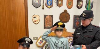 Mugnano di Napoli, vende libri e disegni per un regalo alla sorellina: la lezione di Natale di un bambino di 11 anni