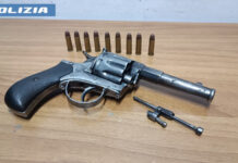 Acerra, 25enne sorpreso con pistola e munizioni: arrestato dalla Polizia Acerra, 25enne sorpreso con pistola e munizioni: arrestato dalla Polizia