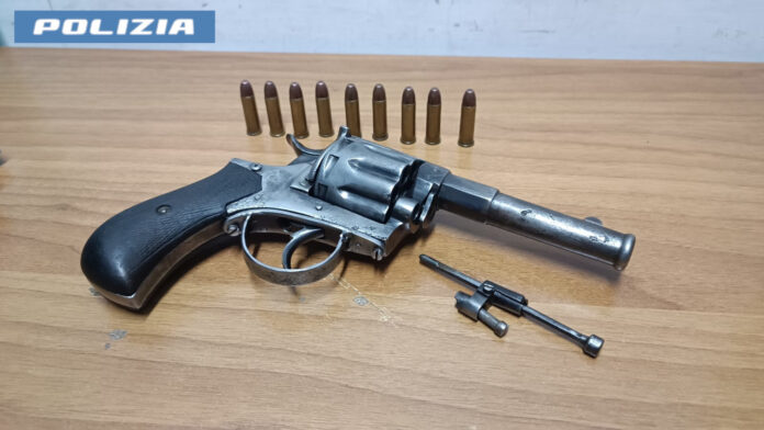 Acerra, 25enne sorpreso con pistola e munizioni: arrestato dalla Polizia Acerra, 25enne sorpreso con pistola e munizioni: arrestato dalla Polizia