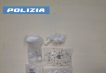 Napoli, Rione Savorito, la Polizia scopre oltre 3 kg di droga nascosti in un palazzo Napoli, Rione Savorito, la Polizia scopre oltre 3 kg di droga nascosti in un palazzo