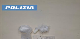 Napoli, Rione Savorito, la Polizia scopre oltre 3 kg di droga nascosti in un palazzo