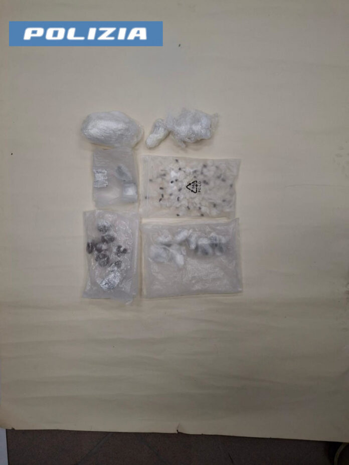 Napoli, Rione Savorito, la Polizia scopre oltre 3 kg di droga nascosti in un palazzo (1) Napoli, Rione Savorito, la Polizia scopre oltre 3 kg di droga nascosti in un palazzo