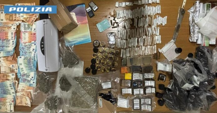 Napoli, consegnava droga in scooter: arrestati un 29enne e un 58enne