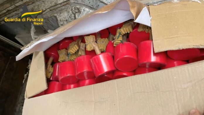 Napoli, maxi sequestro di botti illegali a Poggioreale: rinvenuti 250 chili di esplosivo Napoli, maxi sequestro di botti illegali a Poggioreale: rinvenuti 250 chili di esplosivo