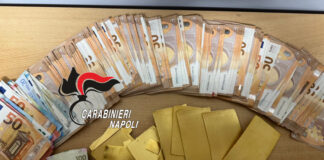 San Giovanni a Teduccio, scambio sospetto nel parcheggio: sequestrate lamine d’oro e contanti. Arrestato 31enne ucraino