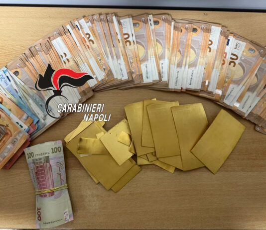 San Giovanni a Teduccio, scambio sospetto nel parcheggio: sequestrate lamine d’oro e contanti. Arrestato 31enne ucraino