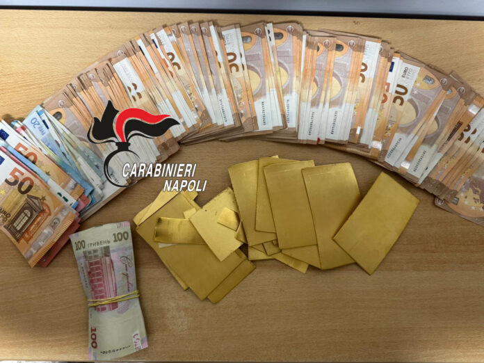 San Giovanni a Teduccio, scambio sospetto nel parcheggio: sequestrate lamine d’oro e contanti. Arrestato 31enne ucraino