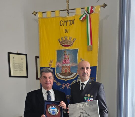 Castellammare: incontro tra il sindaco Vicinanza e l’Ammiraglio Aulicino per rafforzare la collaborazione