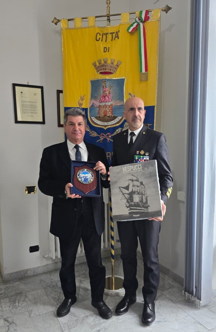 Castellammare: incontro tra il sindaco Vicinanza e l’Ammiraglio Aulicino per rafforzare la collaborazione