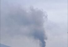 Incendio in un capannone industriale a Sarno, nube di fumo nero sulla zona industriale